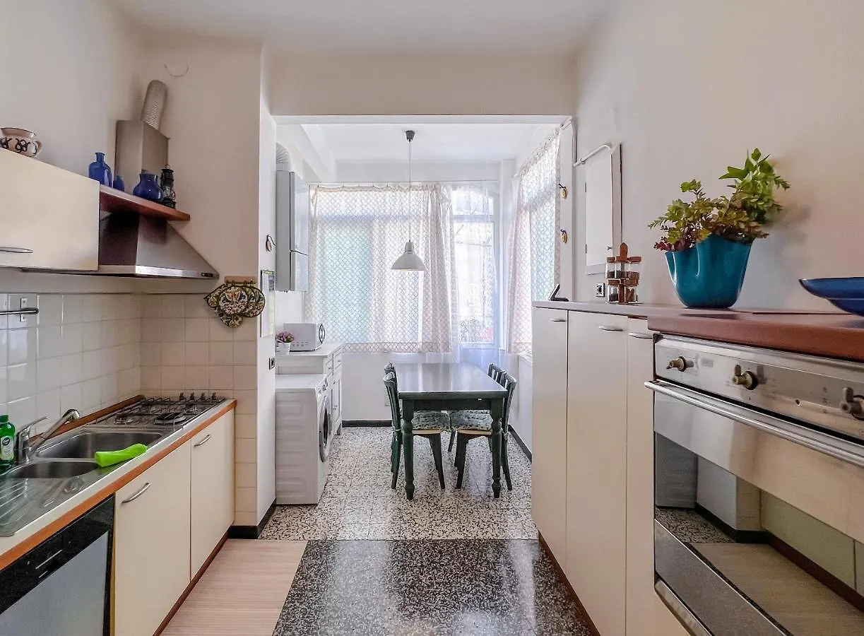 Grande appartamento in zona tranquilla Varazze 0*,  Italia